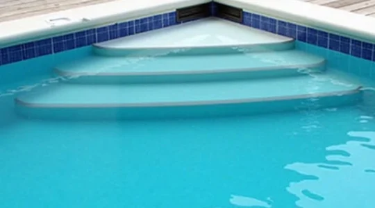 proteger-et-entretenir-le-bassin-de-votre-piscine-au-fil-des-saisons