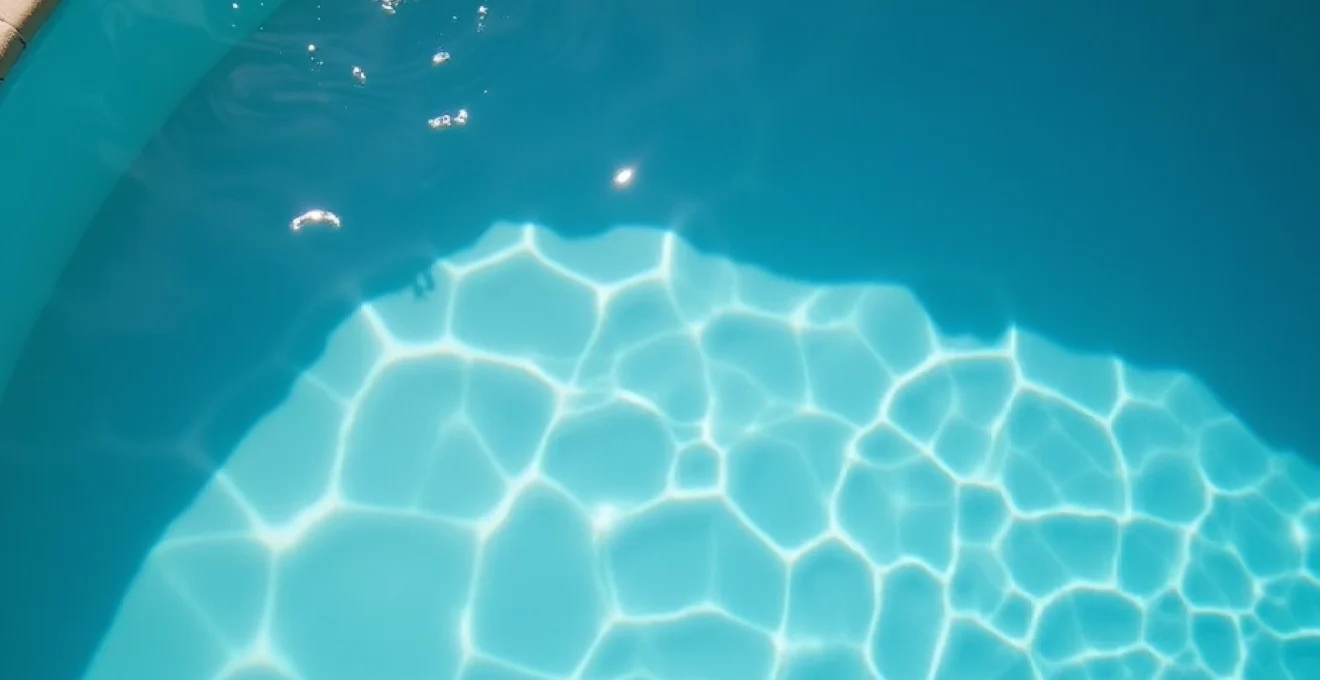 les-accessoires-incontournables-pour-entretenir-et-securiser-votre-piscine